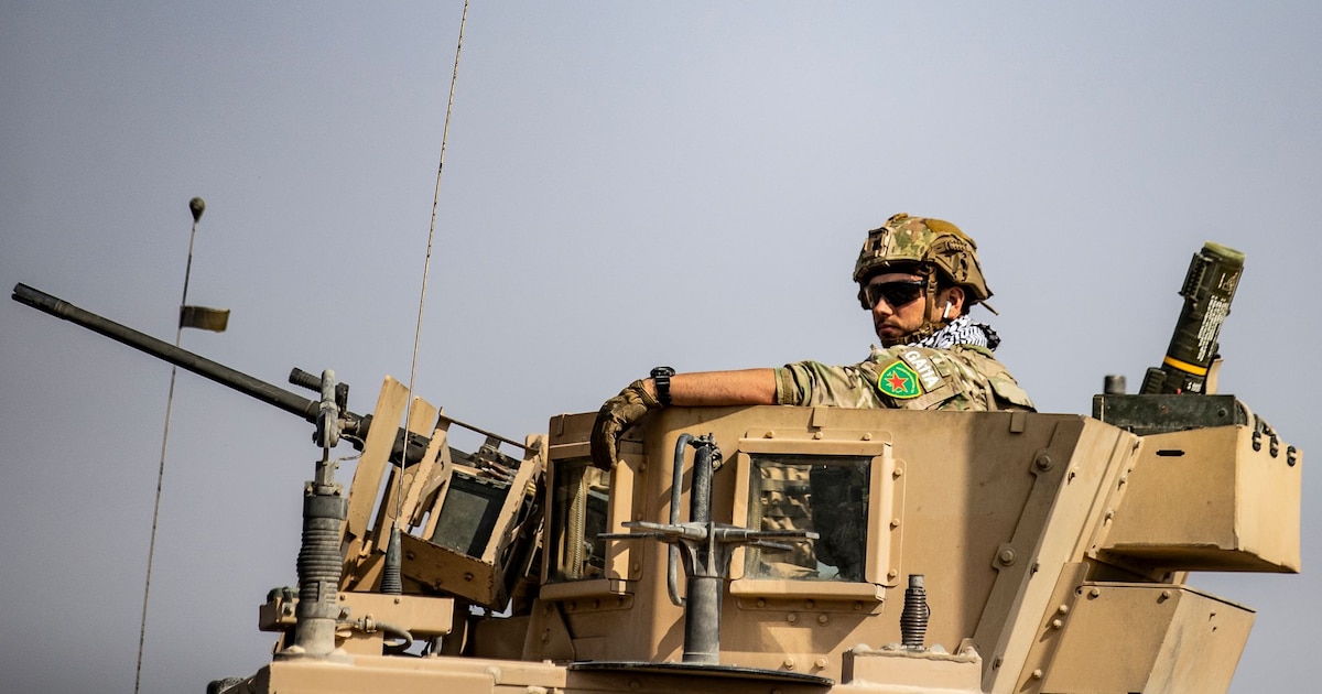 Un soldat portant un écusson de la milice kurde syrienne des YPG en haut d'un char dans la ville de Tal Tamr, le 20 octobre 2019.