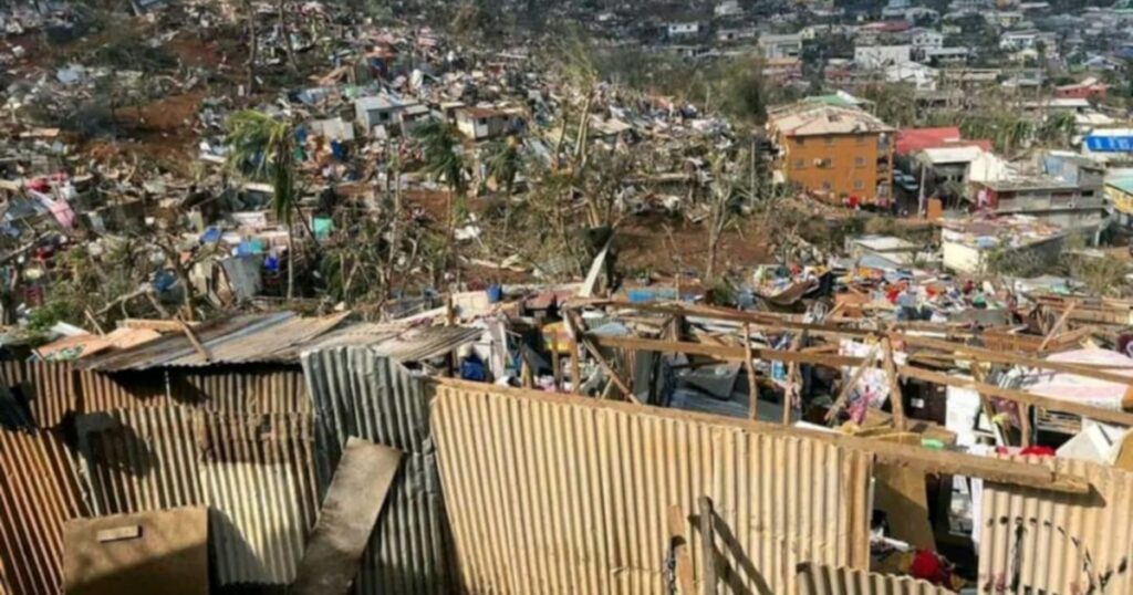 Un bâtiment détruit après le passage du cyclone Chido à Mayotte, dans la capitale Mamoudzou, le 14 décembre 2024