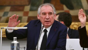 Politique : François Bayrou veut revenir sur l'interdiction du cumul des mandats pour les parlementaires