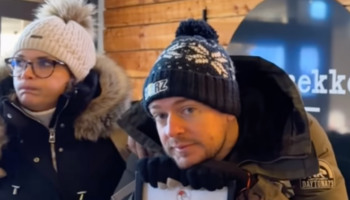 Au village du Père Noël en Laponie, Jeremstar passe un très mauvais moment et il le fait savoir