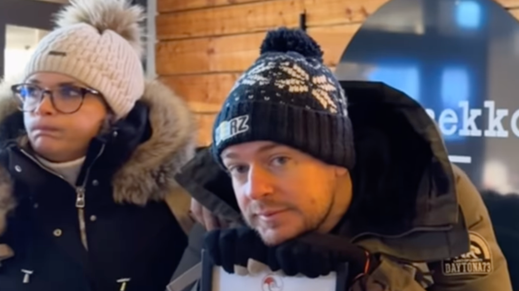 Au village du Père Noël en Laponie, Jeremstar passe un très mauvais moment et il le fait savoir