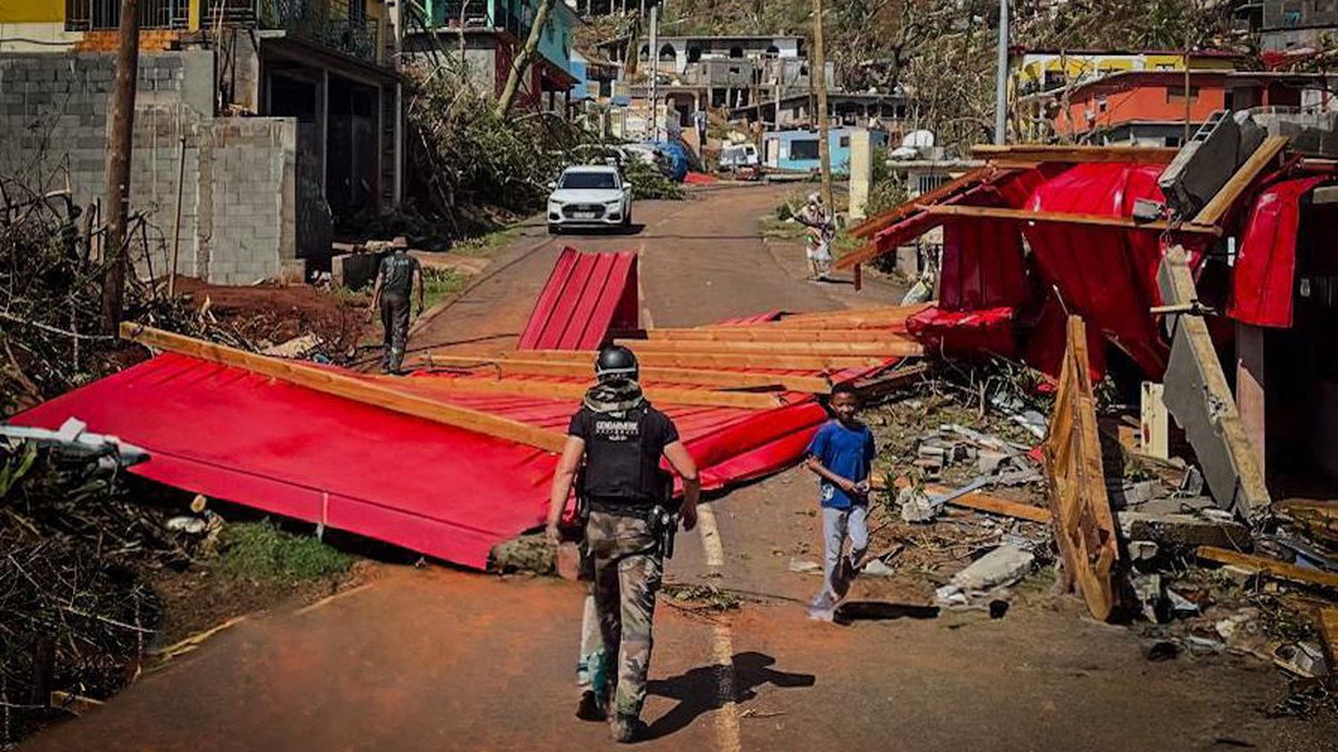 "Au bord de la route, beaucoup de corps par terre" : à Marseille, les Mahorais recueillent des nouvelles de leurs familles touchées par le cyclone Chido