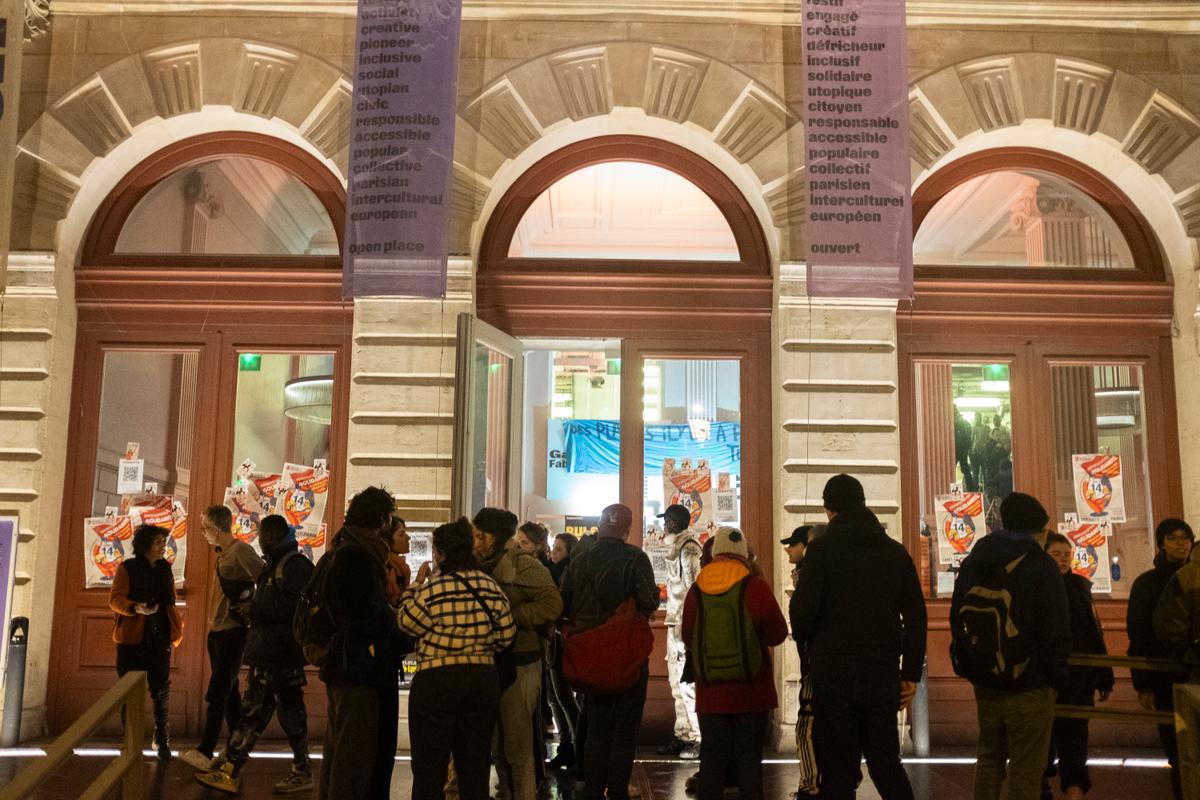 « Se battre pour nos droits » : sans solution d’hébergement, près de 250 mineurs isolés occupent la Gaîté Lyrique à Paris