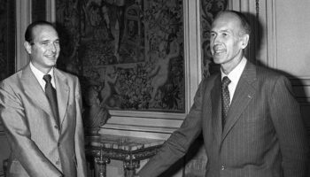 Le président Valéry Giscard d'Estaing (D) et son Premier ministre d'alors Jacques Chirac (G), au palais de l'Elysée à Paris le 25 août 1976