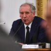 Le nouveau Premier ministre français et maire de Pau François Bayrou s'adresse au public lors du conseil municipal à l'hôtel de ville de Pau, dans le sud-ouest de la France, le 16 décembre 2024