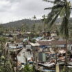 Cyclone à Mayotte : 120 tonnes de nourriture doivent être distribuées, Macron attendu jeudi