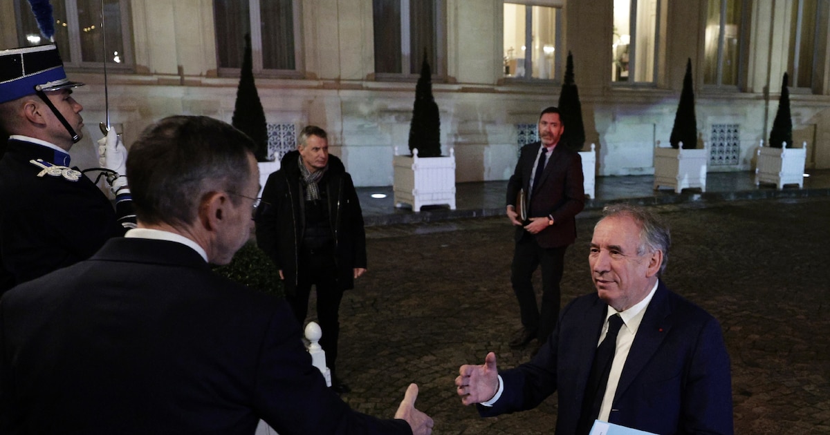 Le ministre de l'Intérieur sortant Bruno Retailleau (g) accueille le nouveau Premier ministre François Bayrou pour une réunion de crise sur la situation à Mayotte touchée par le cyclone Chido, le 14 décembre 2024 à Paris