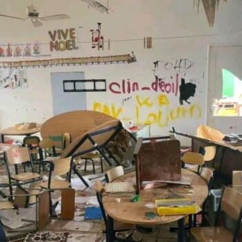 Une salle de classe d'école primaire détruite à Mamoudzou après le passage du cyclone Chido à Mayotte, le 14 décembre 2024