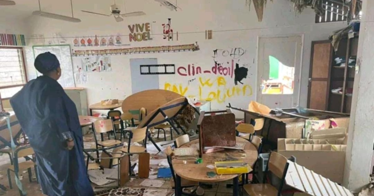 Une salle de classe d'école primaire détruite à Mamoudzou après le passage du cyclone Chido à Mayotte, le 14 décembre 2024