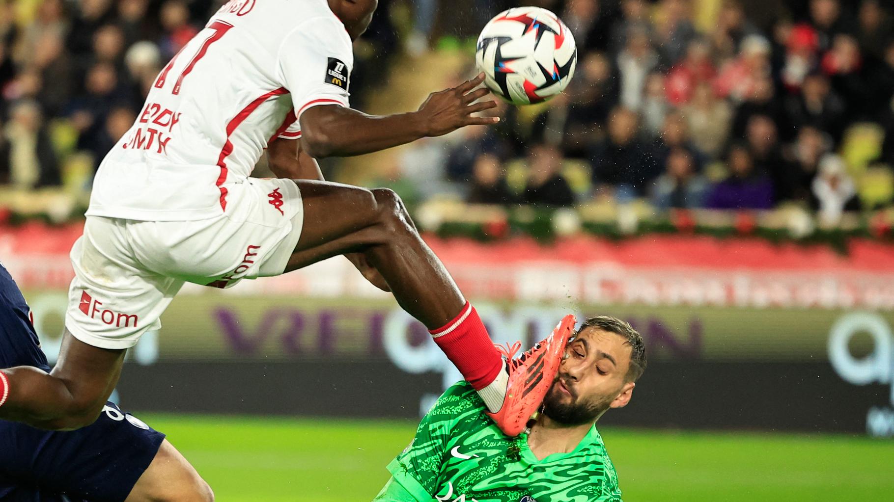 Monaco-PSG en Ligue 1 : Gianluigi Donnarumma reçoit un coup de crampon impressionnant au visage