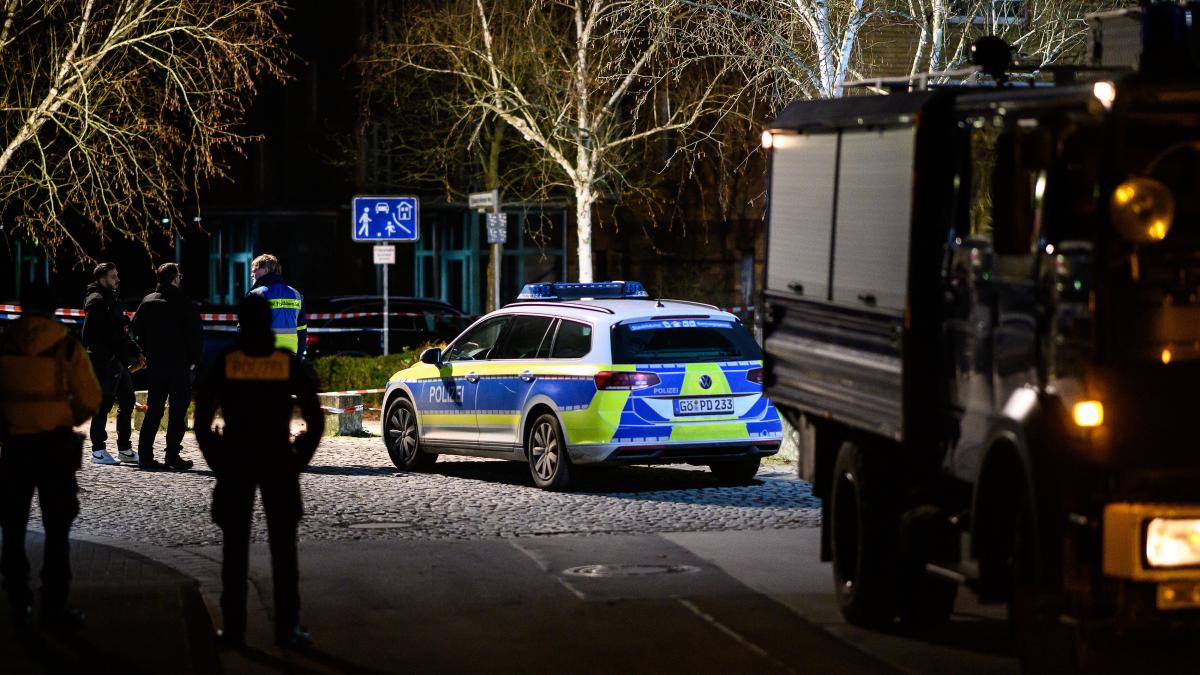 Vermutlich psychisch kranker Mann verletzt Polizisten mit Messer – Beamte erschießen Angreifer