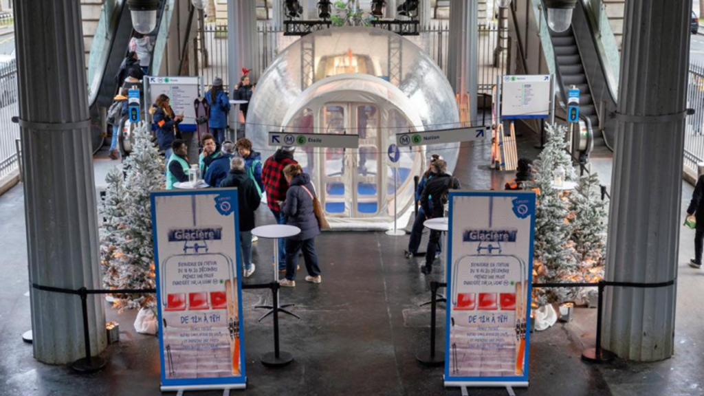 À Paris, la station de métro Glacière transformée (temporairement) en station de sports d’hiver