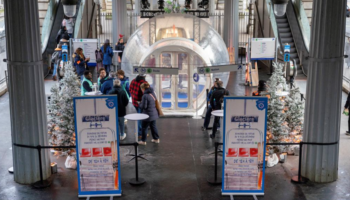 À Paris, la station de métro Glacière transformée (temporairement) en station de sports d’hiver