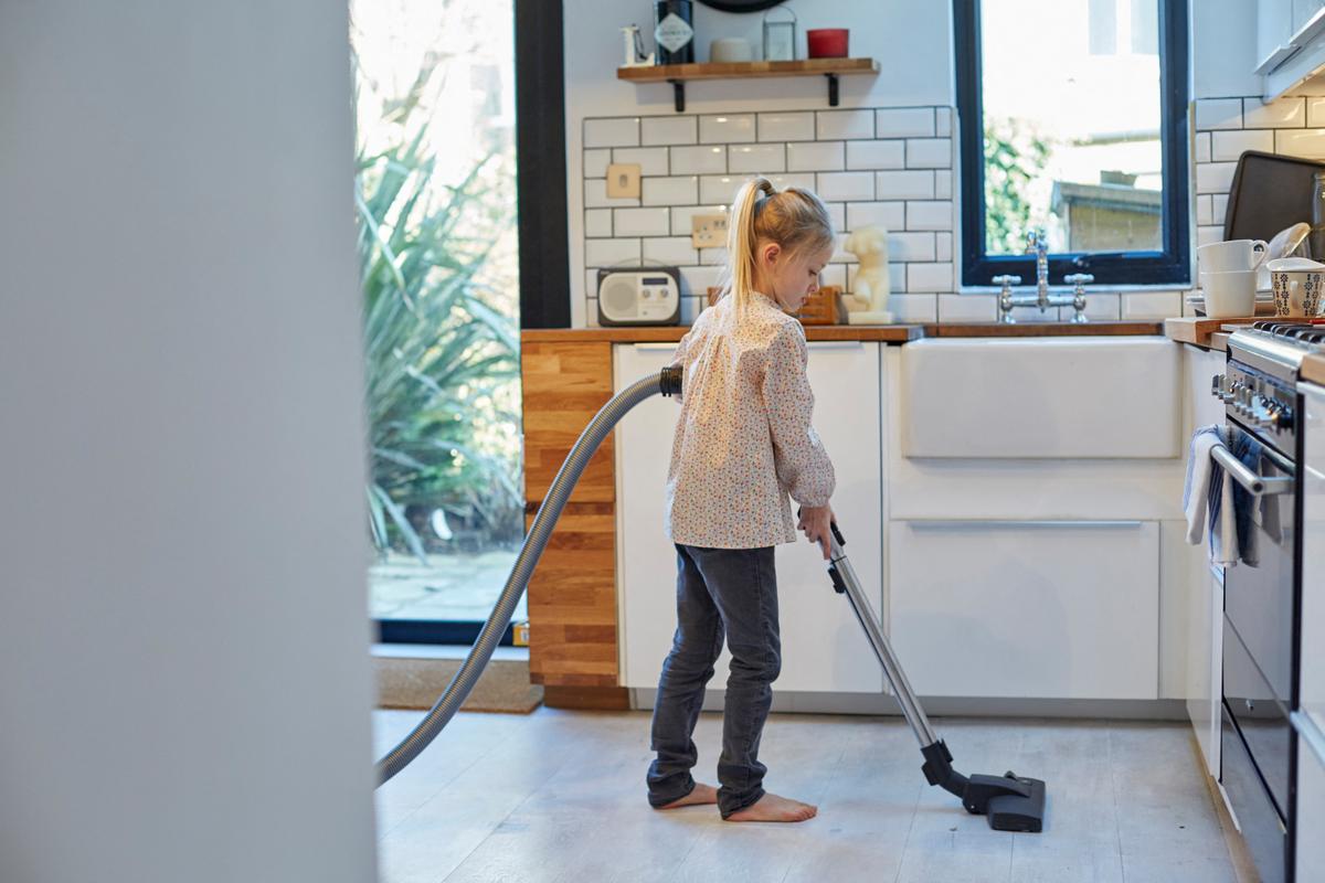 Dès 10 ans, les filles font plus de tâches ménagères à la maison que les garçons