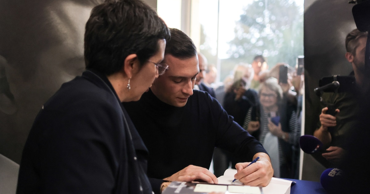 Le président du Rassemblement national Jordan Bardella signe son livre "Ce que je cherche" à Tonneins, dans le Lot-et-Garonne, le 10 novembre 2024