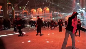 Noël : une patinoire géante installée au Grand Palais