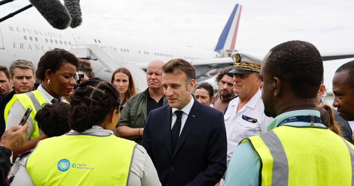 Emmanuel Macron s'entretient avec des membres du personnel de l'aéroport de Dzaoudzi, à Mayotte, le 19 décembre 2024