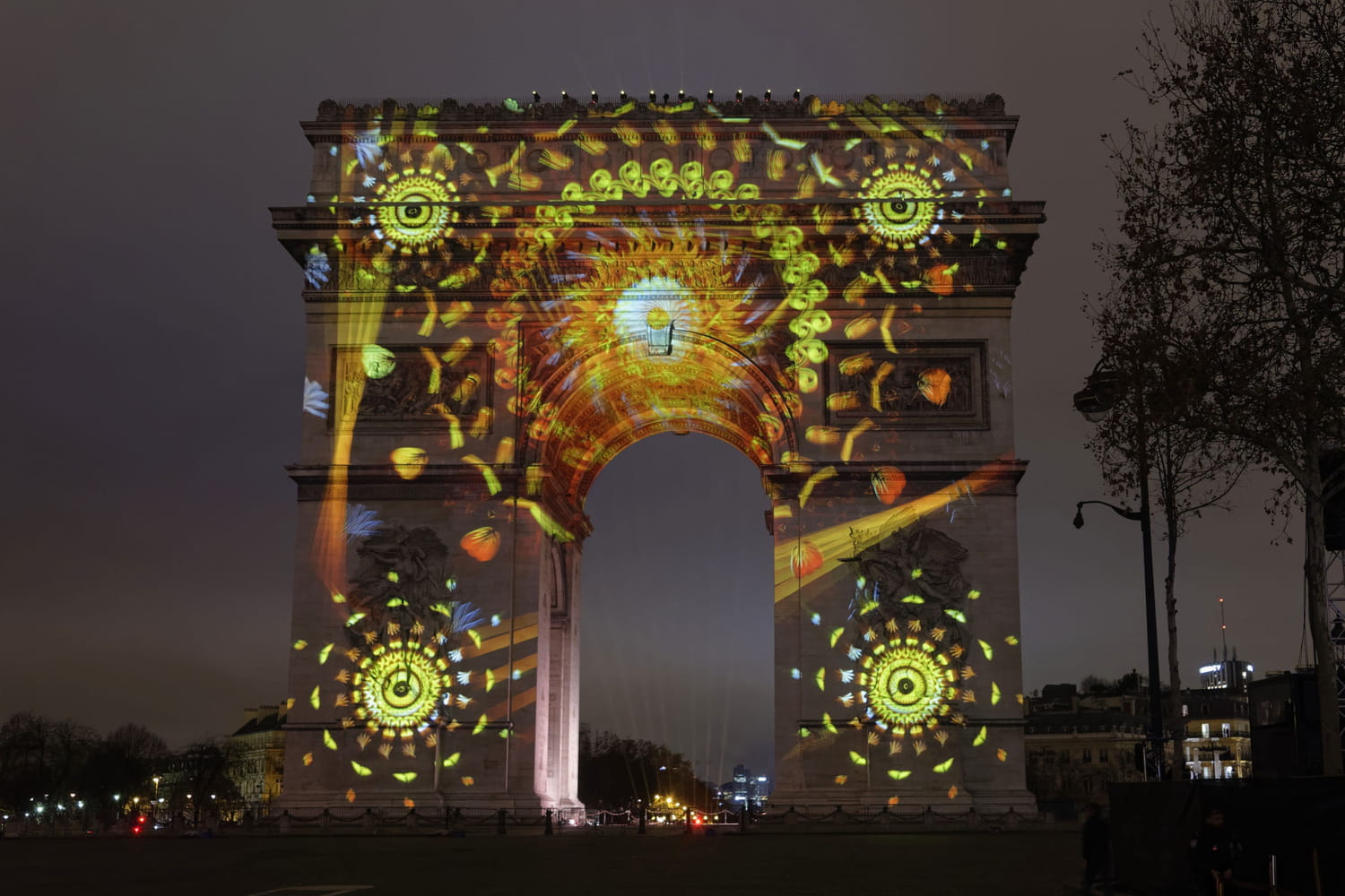 Spectacle à l'Arc de Triomphe : un feu d'artifice tiré à Paris ce 31 décembre 2024