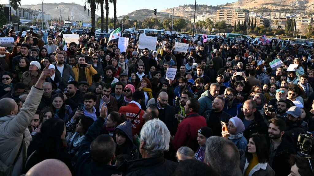 Chute de Bachar al-Assad en Syrie : des centaines de manifestants à Damas pour la démocratie et les droits des femmes