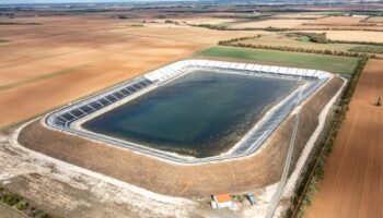 "Bassines" déclarées illégales : une enquête ouverte après "des heurts" à Sainte-Soline entre militants anti-bassines et agriculteurs