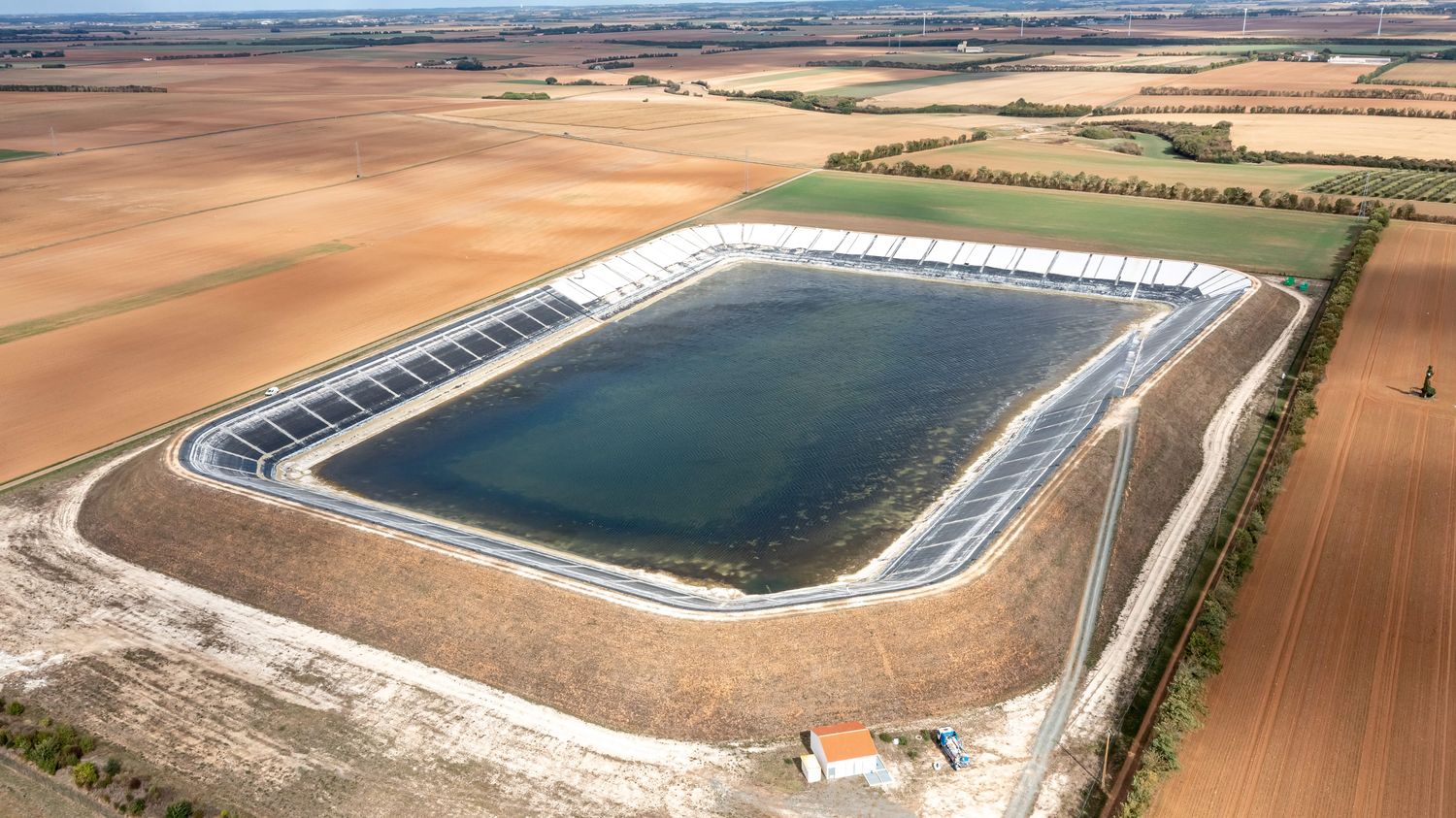 "Bassines" déclarées illégales : une enquête ouverte après "des heurts" à Sainte-Soline entre militants anti-bassines et agriculteurs