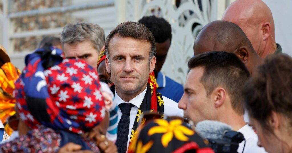 Emmanuel Macron rencontre des habitants dans le district de Kavani, à Mamoudzou, Mayotte, le 19 décembre 2024