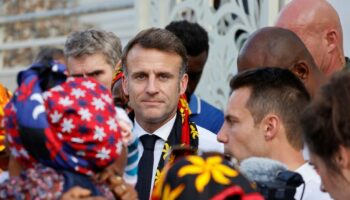 Emmanuel Macron rencontre des habitants dans le district de Kavani, à Mamoudzou, Mayotte, le 19 décembre 2024