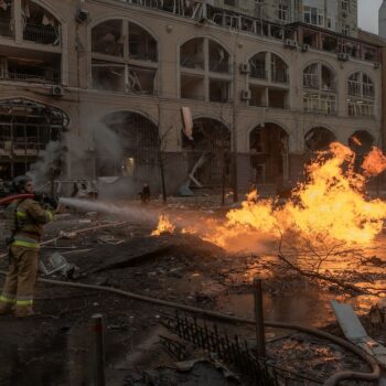 Des soldats ukrainiens tentent d'éteindre un feu après une frappe russe à Kiev, le 20 décembre 2024.