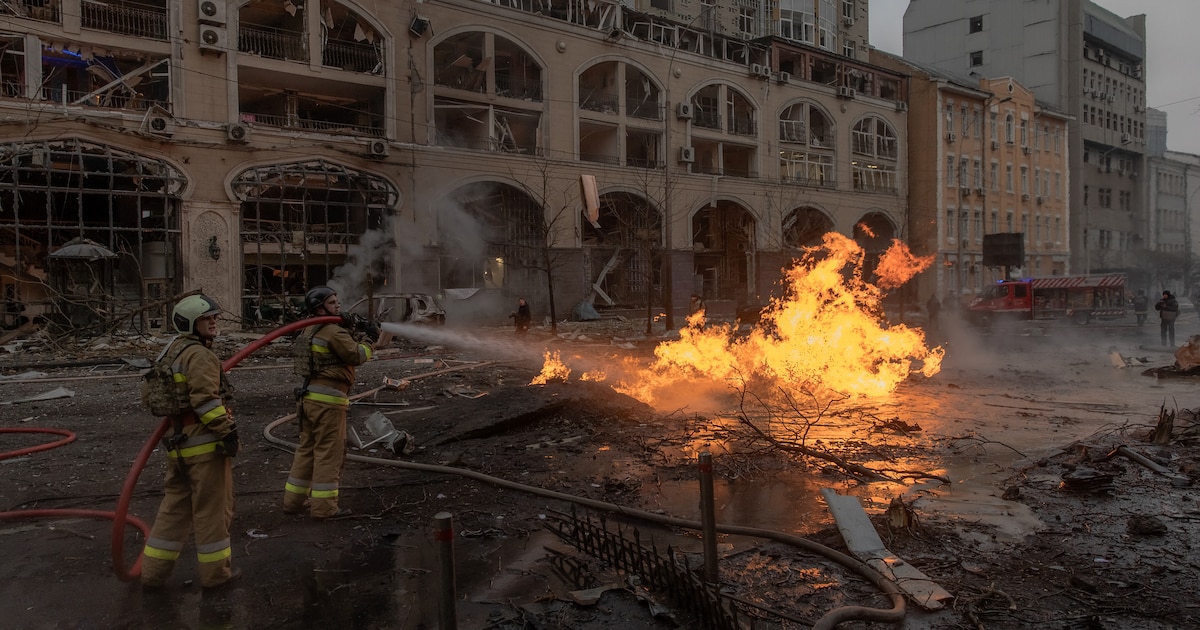 Des soldats ukrainiens tentent d'éteindre un feu après une frappe russe à Kiev, le 20 décembre 2024.