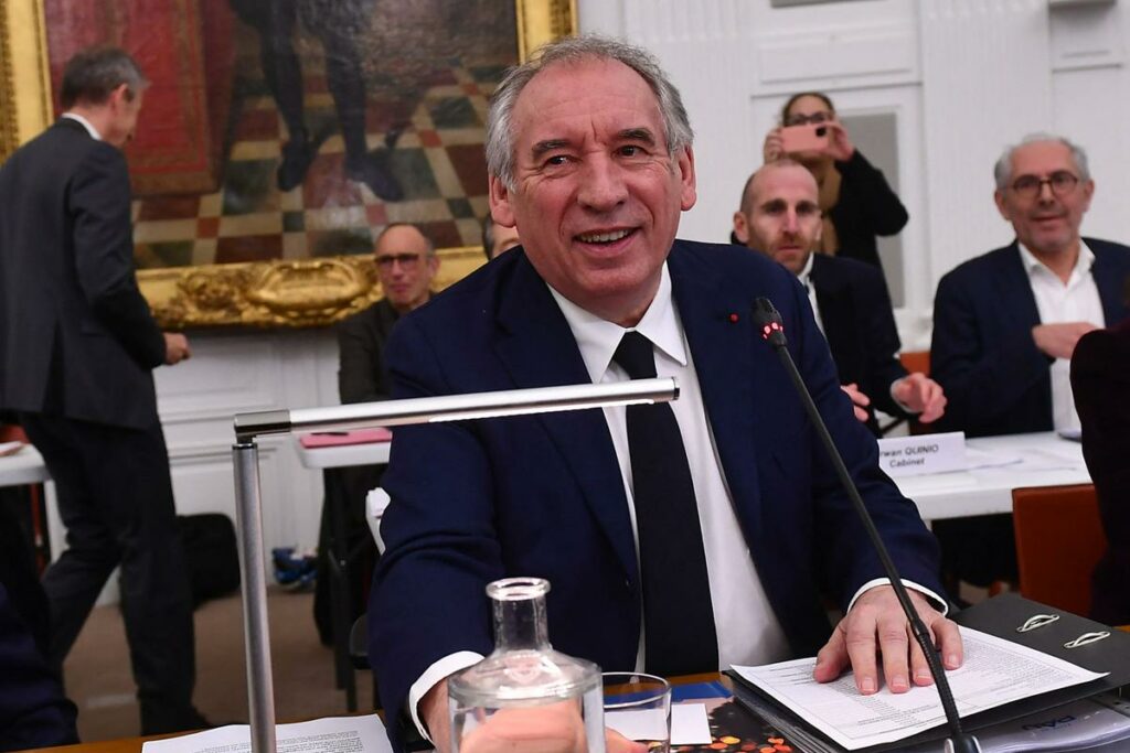 « Indécent » : Bayrou choisit d’aller à Pau plutôt qu’à Mayotte et se fait étriller