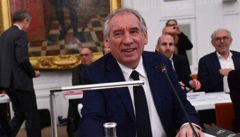 « Indécent » : Bayrou choisit d’aller à Pau plutôt qu’à Mayotte et se fait étriller