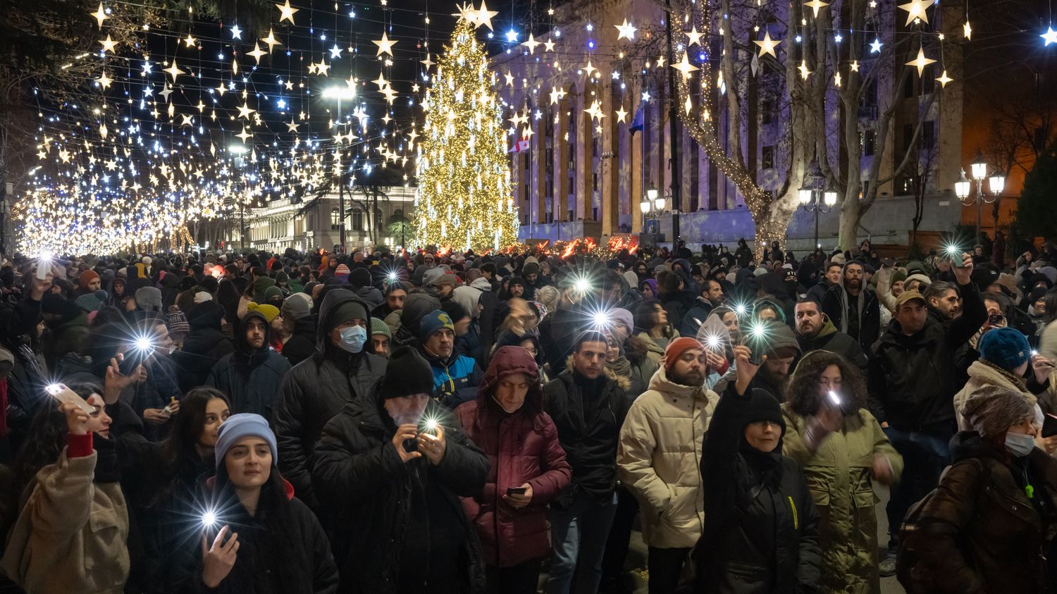 Géorgie : face à une répression qui se durcit, les manifestations antigouvernementales se poursuivent sous les décorations de fin d'année