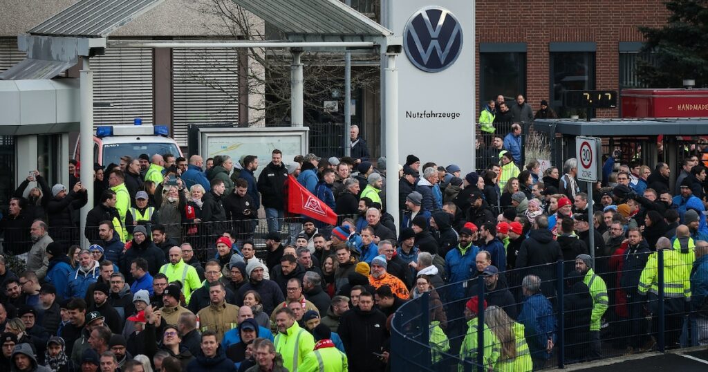 Des salariés de Volkswagen en grève à Hanovre, en Allemagne, le 2 décembre 2024