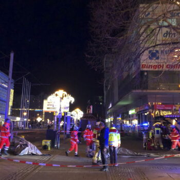 Allemagne : une voiture fonce sur un marché de Noël, des dizaines de blessés