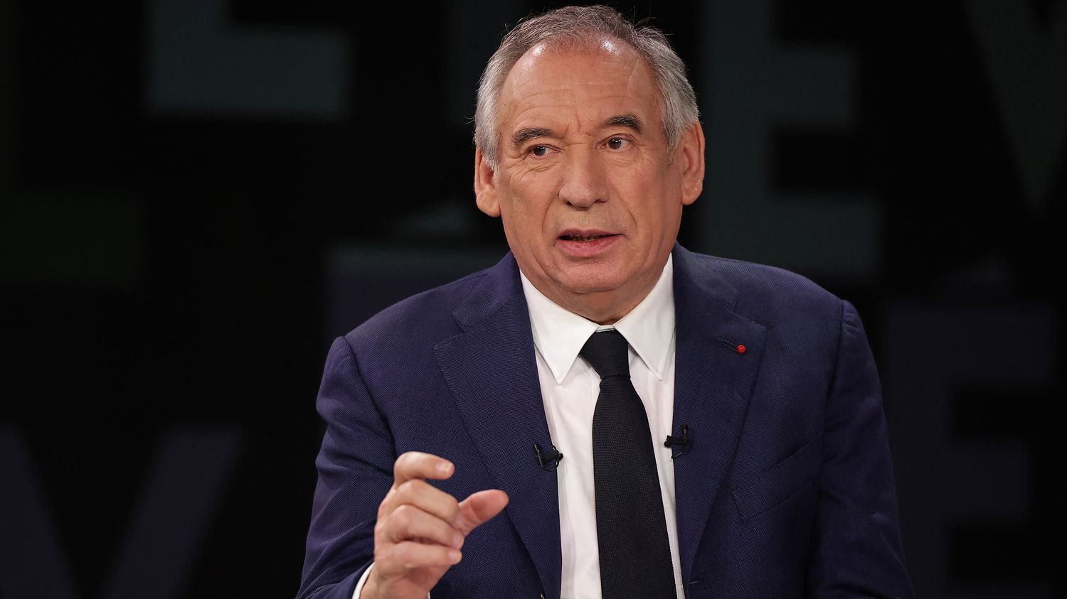 Nouveau gouvernement : François Bayrou poursuit ses consultations, le PS se rapproche d'une censure