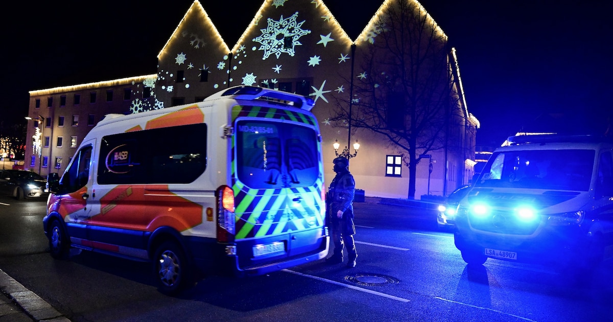 Des policiers et des ambulances près d'un marché de Noël, où une voiture a foncé dans la foule, tuant et blessant des personnes, le 20 décembre 2024 à Magdebourg, en Allemagne