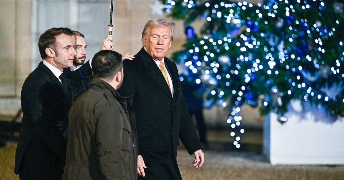 Emmanuel Macron, le président élu américain Donald Trump et le président ukrainien Volodymyr Zelensky quittant l'Elysée pour Notre-Dame de Paris après leur rencontre à l'Elysée le 7 décembre 2024