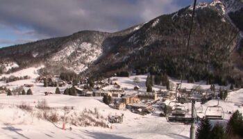 Stations de ski : l'Alpe du Grand Serre poursuit son activité et ouvre sa saison hivernale