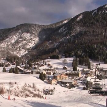 Stations de ski : l'Alpe du Grand Serre poursuit son activité et ouvre sa saison hivernale