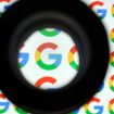 Le logo de Google à travers une loupe.