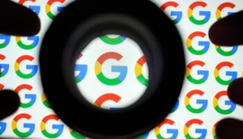 Le logo de Google à travers une loupe.