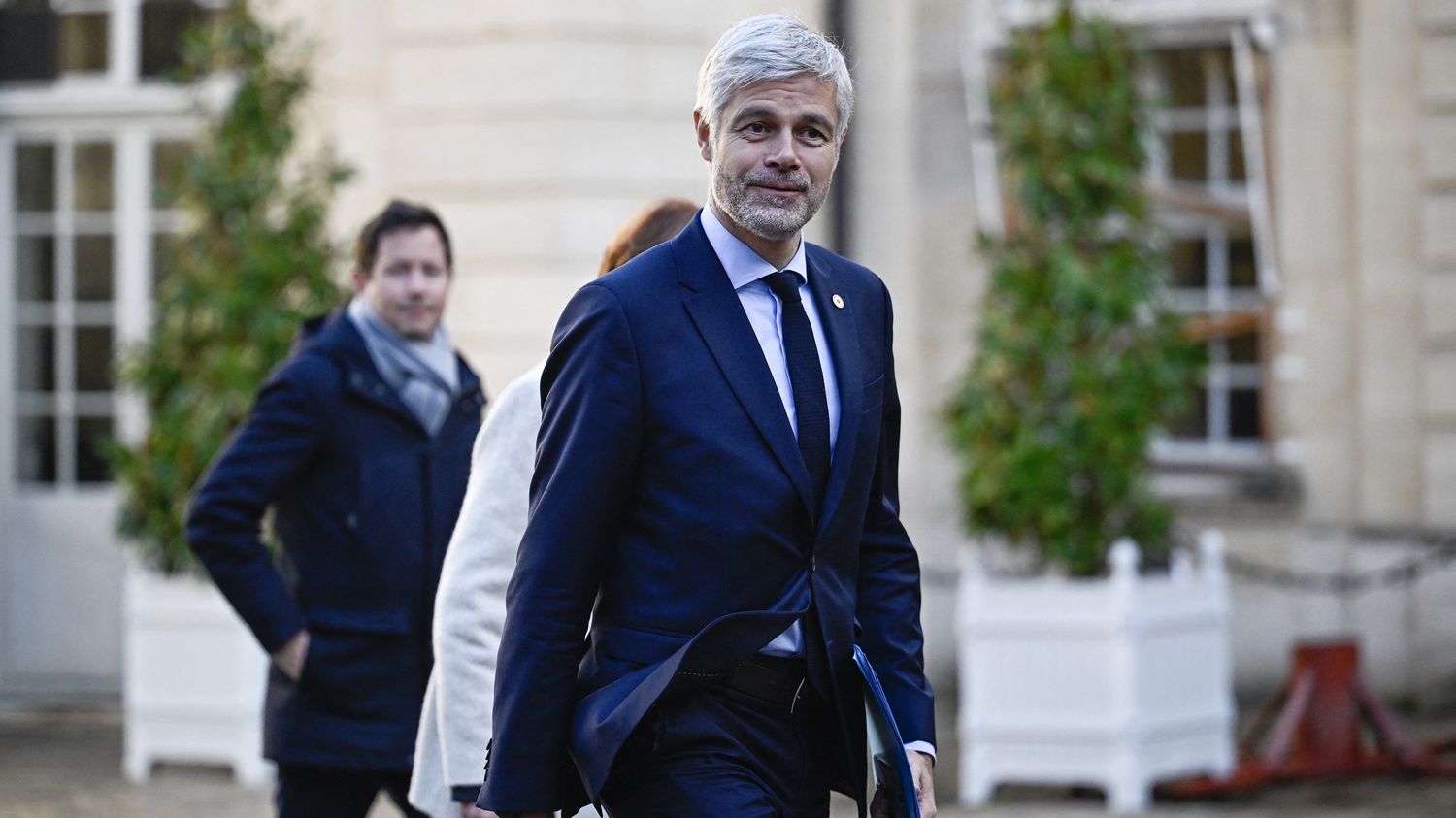 Laurent Wauquiez a refusé d'entrer au gouvernement et attend des garanties de François Bayrou pour une participation de LR