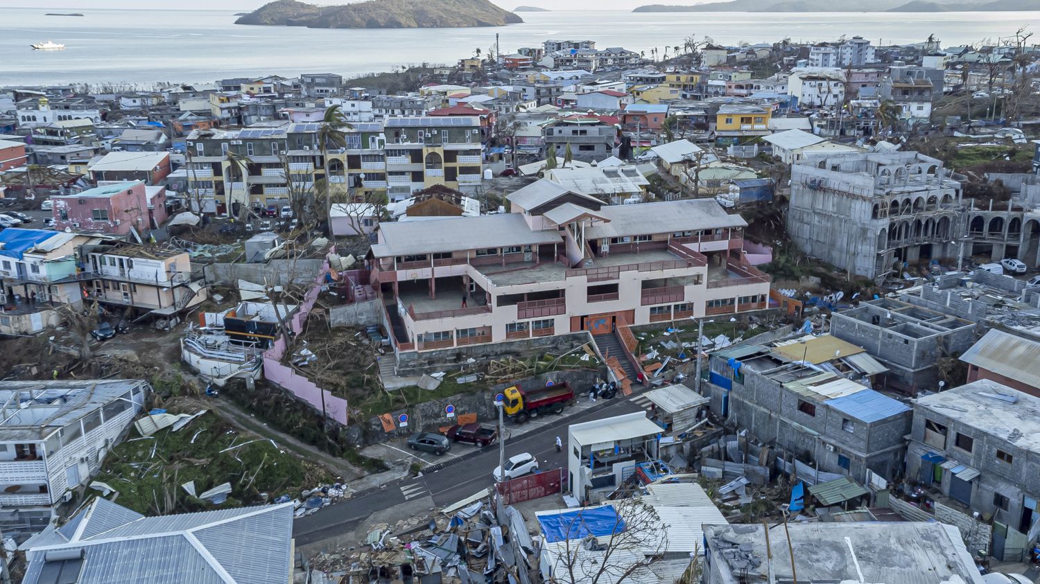 Cyclone Chido à Mayotte : "Seuls 20% des habitants de Mamoudzou ont aujourd'hui l'eau potable dans leur foyer", estime le maire de la commune