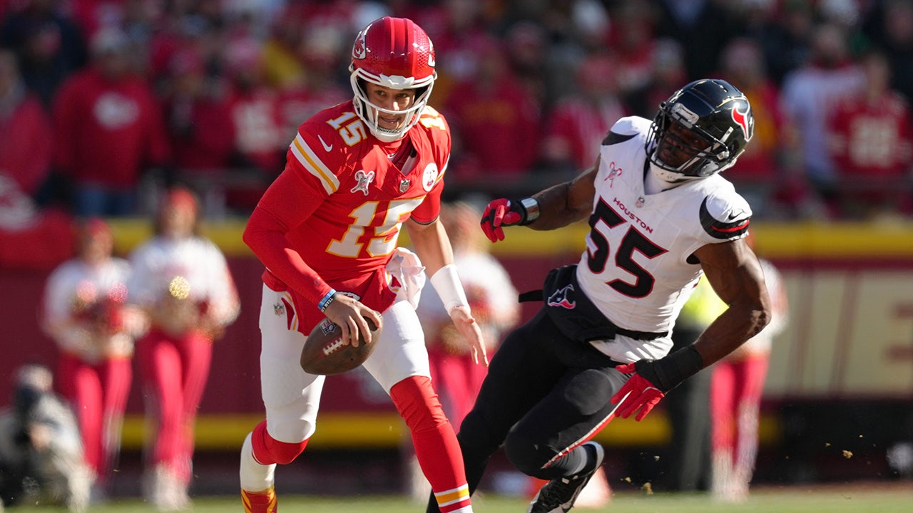 Chiefs' Patrick Mahomes eases ankle injury concerns, sets personal rushing mark on touchdown run