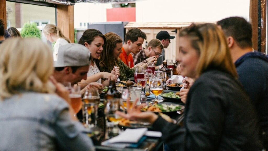 Pourquoi les serveurs disent maintenant «bonne dégustation» et plus «bon appétit» au restaurant