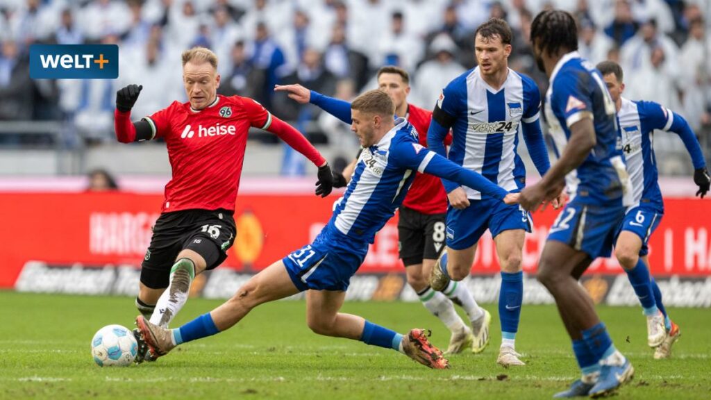 Hertha-Spieler fliegt vom Platz, weil der Schiedsrichter seine Geste missversteht