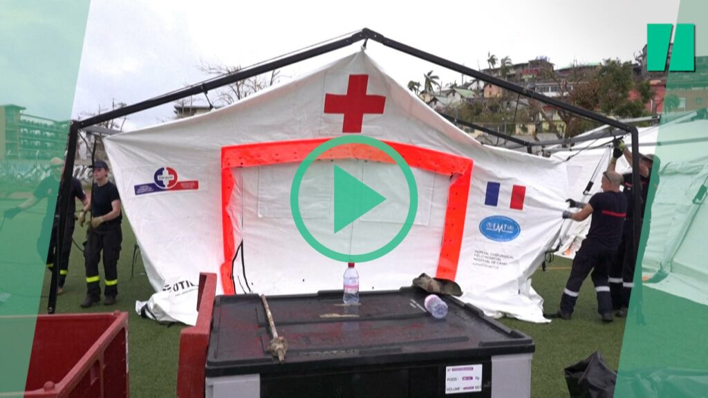 À Mayotte, un vaste hôpital de campagne construit dans un stade pour soigner les victimes du cyclone Chido