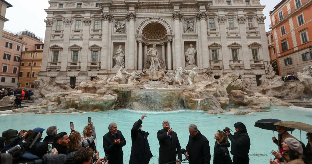 A Rome, la fontaine de Trevi limite le nombre de touristes pour retrouver la «dolce vita»