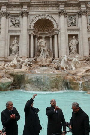 A Rome, la fontaine de Trevi limite le nombre de touristes pour retrouver la «dolce vita»