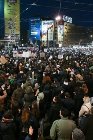 Serbie : des dizaines de milliers de personnes manifestent pour demander des comptes aux dirigeants à la suite d'un drame survenu dans une gare